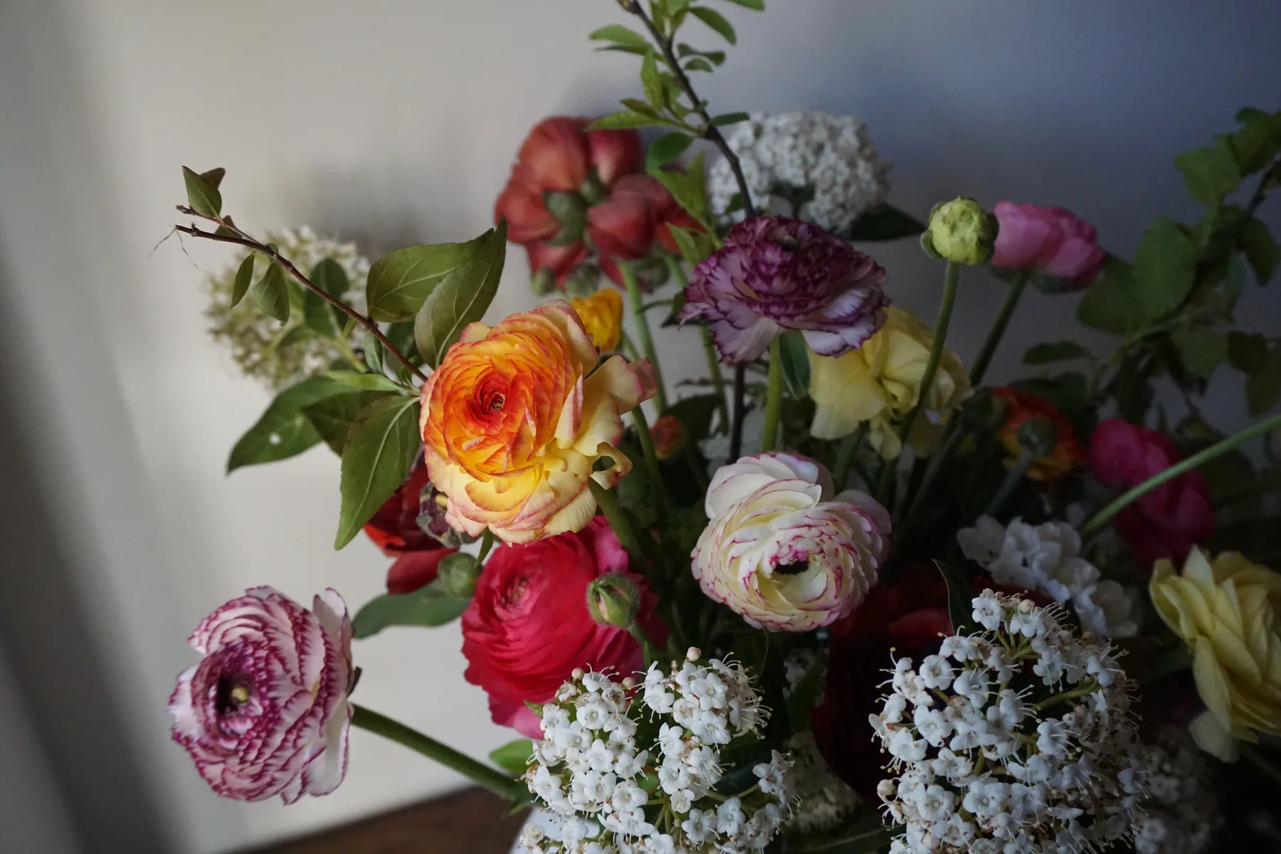 Arreglo floral con flores de temporada